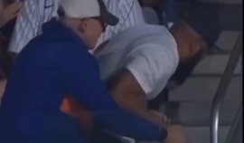 Un fan al echipei Mets, surprins furând un suvenir din mâinile unui suporter în vârst?, stârne?te indignare pe (…)