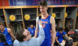 Olivier Rioux a stabilit un nou record. Juc?torul canadian de baschet are 2,36 metri în?l?ime la 19 ani