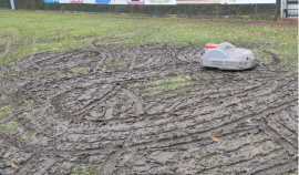 Un robot de tuns gazonul a distrus terenul unui club de fotbal din Germania provocând pagube majore