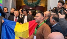 Primarul din Ia?i l-a a?teptat dou? ore pe Ronaldinho în holul hotelului: brazilianul, primit cu cadouri ?i (…)