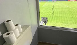 Stadionul din Clinceni are toalet? cu fereastr? uria?? spre teren, în loja oaspe?ilor. Aici se joac? meciuri din (…)