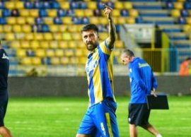Scene INCREDIBILE la Ploie?ti » Ciobotariu, l?sat singur în fa?a galeriei! Papp, semne obscene spre tribune