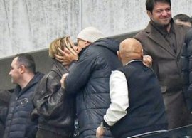 Boom, kiss! S?rb?toare vi?inie pe teren, afec?iune în loj?: Dan ?i Diana ?ucu nu s-au ferit