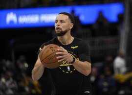 Co? uluitor marcat de Stephen Curry, vedeta lui Golden State Warriors! A aruncat din cel?lalt cap?t al terenului