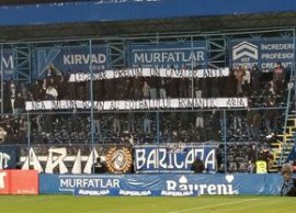 Ce nu s-a v?zut la TV! Bucurie ?i r?zboi la Constan?a » Fanii au s?rb?torit succesul cu liderul, dar nu au uitat de (…)