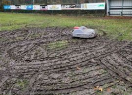 Ce gaf?: robotul adus ca s? tund? gazonul a distrus terenul!