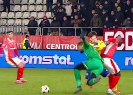 S-a înc?p??ânat s? gafeze: Epassy, dou? gre?eli la faza în care Petrolul a egalat-o pe Dinamo
