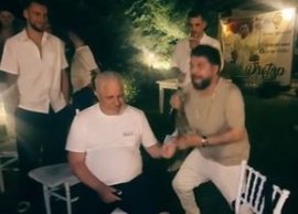 Imagini colosale cu Marius ?umudic?! Fostul antrenor al Rapidului a aruncat cu bani în l?utarul care-i cânta: „Când (…)