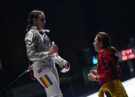 Fete cu masc? de o?el: cum se tr?ie?te adolescen?a printre arme ?i asalturi