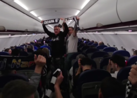 „Stima?i pasageri, v? vorbe?te comandantul” » Fanii lui U-BT Cluj-Napoca au f?cut spectacol în avion, înaintea unui&nbsp;(…)