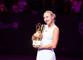 Juc?toarea-fotomodel las? Rusia pentru Austria