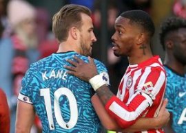 Interna?ional englez, arestat pentru agresiune » Scos în c?tu?e dintr-un bar londonez