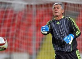 „S?-i lu?m gâtul?! » „?e?e” Moraru îi ia ap?rarea lui Epassy, dup? gafa din Dinamo - Petrolul