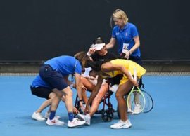 Retragere trist? la Australian Open: juc?toare de tenis de 21 de ani, în lacrimi ?i în scaun cu rotile, p?r?se?te&nbsp;(…)