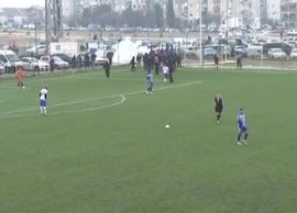 Haos! Suporterii au invadat terenul în timpul meciului ?i au adunat toate mingile!