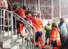 Panic? în Giule?ti! A c?zut de pe balustrad? la Rapid - Csikszereda: scutierii ?i medicii au urcat imediat în peluz?