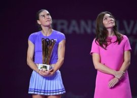 Sorana Cîrstea a primit trofeul Transylvania Open de la Simona Halep: „Cea mai frumoas? s?pt?mân? din via?a mea!”