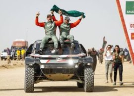 Cum arat? interiorul Daciei care a scris istorie la Dakar » Butoane, cabluri, fibr? de carbon ?i solu?ii „old-school”