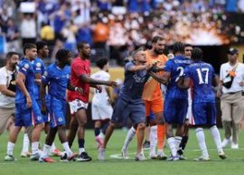 „Fight Club” dup? Chelsea - PSG » Scene ?OCANTE: Luis Enrique i-a b?gat mâna în gât unui adversar, b?taie general? (…)