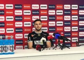 Dennis Politic, dup? ce dinamovi?tii i-au aruncat bancnote batjocoritoare: „Asta e nou?”