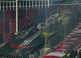 Ultra?ii Petrolului le-au f?cut pe toate în Giule?ti: s-au b?tut între ei, au afi?at o scenografie spectaculoas?,&nbsp;(…)