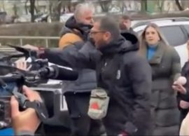 Un suporter al lui PAOK a provocat un scandal cu jurnali?tii prezen?i în fa?a Spitalului din Timi?oara