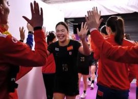 Reac?ia Federa?iei Interna?ionale de Handbal la gestul f?cut de juc?toarele României când s-au intersectat cu (…)