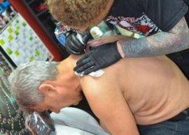 „Serios, a murit?!” » Fanul #1 din România al lui Armani, Sorin Câr?u i-a dedicat un tatuaj celebrului designer: „Am (…)