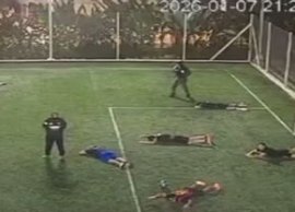 Execu?ie în stil mafiot, chiar pe terenul de fotbal » Trei oameni împu?ca?i mortal! Aten?ie, imagini cu puternic&nbsp;(…)