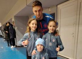 Louis Munteanu s-a pozat în tricoul lui FCSB! » O „arogan??” la adresa lui Varga sau urmeaz? transferul?