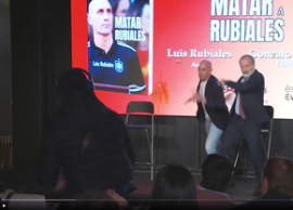 Imagini halucinante! Luis Rubiales, atacat cu ou? de propriul unchi la lansarea c?r?ii