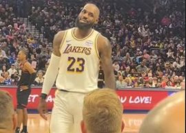 Un fan l-a ironizat pe LeBron James: „Ai r?mas f?r? p?r” » A urmat un r?spuns brutal în timpul meciului