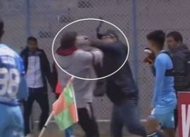 Meci BRUTAL: 17 elimin?ri, antrenor cu capul spart ?i gaze lacrimogene pe teren!