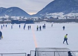 Meci într-un decor pitoresc în România » Gazon acoperit de z?pad?, minge verde ?i mun?i de jur-împrejur