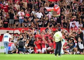 Imagini spectaculoase: Dinamo, în s?rb?toare pe gazon » Florentin Petre s-a dezl?n?uit