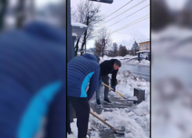 Imagini rare! Pre?edintele liderului din Liga 2 a scos lopata ?i a venit la desz?pezit cu antrenorul ?i c?pitanul