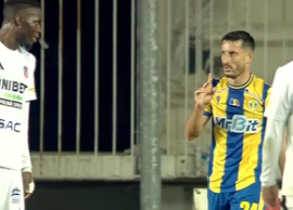 Tot stadionul a v?zut penalty în Petrolul - FC Boto?ani, dar el a f?cut semn c? n-a fost atins! A fost aplaudat de (…)