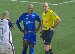 Motivul insolit pentru care arbitrul a intrerupt meciul 4 minute » Publicul a ras ?i l-a primit cu aplauze!